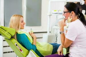 une femme à le dentiste photo