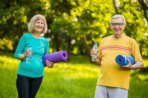 une Sénior couple Faire physique des exercices photo