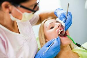 une femme à le dentiste photo