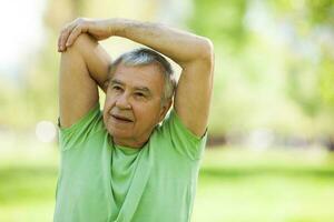 une Sénior homme Faire physique des exercices photo