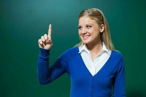 une Université étudiant fille avec une bleu cardigan photo