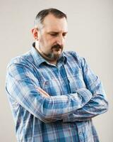 portrait de une homme avec bleu plaid chemise photo