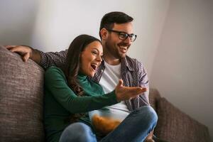 Jeune content couple dans l'amour photo