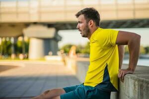 une homme dans une Jaune T-shirt Faire physique des exercices photo