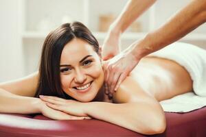 une femme ayant une massage photo