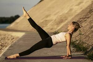 une femme Faire physique des exercices photo