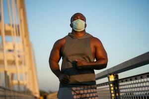 un africain américain homme Faire physique des exercices photo