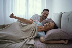 une Jeune couple mensonge dans lit photo