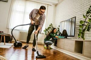 Jeune couple est nettoyage leur appartement photo