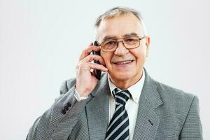 portrait de une Sénior homme d'affaire sur le téléphone photo