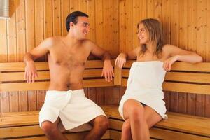 une couple dans une sauna photo