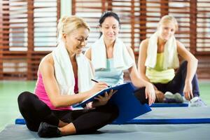 femmes Faire physique des exercices photo