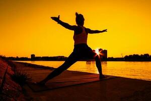 une femme Faire physique des exercices photo