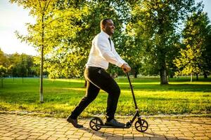 afro homme d'affaire sur une scooter photo