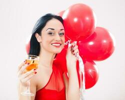 une femme en portant rouge des ballons photo