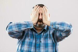 portrait de une homme avec bleu plaid chemise photo