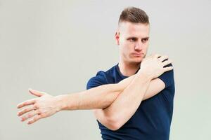 une homme Faire physique des exercices photo