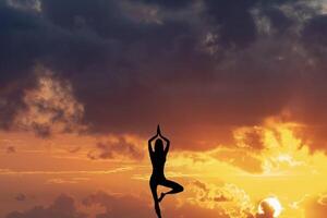 femme silhouette pratiquant yoga sur le plage à le coucher du soleil Contexte illustration génératif ai photo