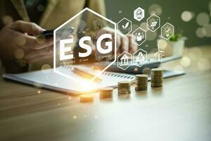 esg environnement social la gouvernance investissement concept. homme d'affaire en utilisant ordinateur à analyser investissement ex. stratégie cette considère le environnemental, entreprise carbone la main d'oeuvre les pratiques, durabilité photo