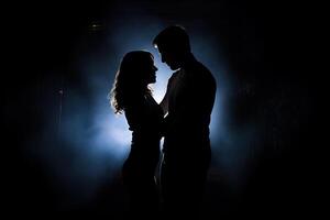 silhouette de une romantique couple dansant et profiter dans le sombre. ai généré photo