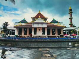 Extérieur vue de palembang grandiose mosquée, nuageux journée après pluie. palembang, Sud sommera, Indonésie photo