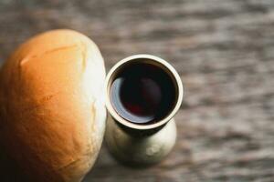 concept d'eucharistie ou de sainte communion du christianisme. l'eucharistie est le sacrement institué par jésus. lors du dernier souper avec les disciples. le pain et le vin sont le corps et le sang de jésus christ des chrétiens. photo