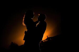 silhouette de une romantique couple dansant et profiter dans le sombre. ai généré photo