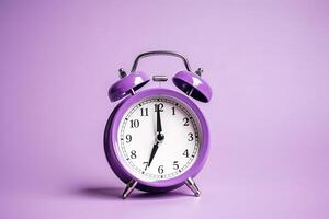 violet alarme l'horloge sur une violet Contexte. ai généré photo
