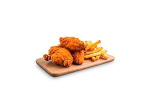 croustillant délicieux frit poulet et français frites avec sauce sur une rectangulaire en bois planche isolé sur blanc Contexte. ai généré photo