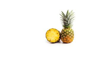 Frais mûr entier et tranché Ananas isolé sur blanc Contexte avec copie espace. ai généré photo