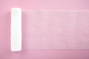 Bandage stérile blanc sur fond de couleur vive photo