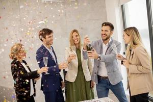 collègues célébrant et portant un toast photo