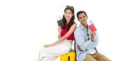 asiatique couple homme et femme montrant passeport et avion billet embarquement passer pour Voyage bannière blanc Contexte photo