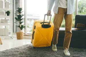 Célibataire voyageur tourisme homme en marchant porter une bagage commencer une périple Voyage de Accueil ou Hôtel photo