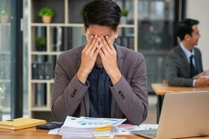 concept Burnout syndrome. homme d'affaire se sent inconfortable fonctionnement. lequel est causé par stress, accumulé de infructueux travail et Moins repos corps. consulter une spécialiste psychiatre. photo