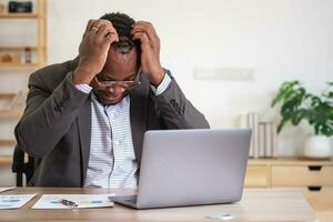 concept Burnout syndrome. africain américain homme d'affaire se sent inconfortable fonctionnement, lequel est causé par stress, accumulé de infructueux travail et Moins du repos corps. consulter une spécialiste psychiatre. photo