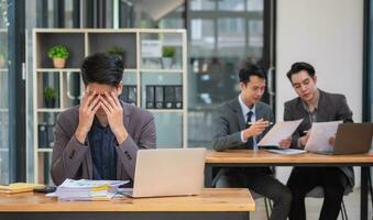 concept Burnout syndrome. homme d'affaire se sent inconfortable fonctionnement. lequel est causé par stress, accumulé de infructueux travail et Moins repos corps. consulter une spécialiste psychiatre. photo