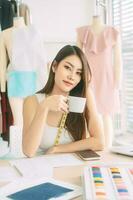 verticale portrait Jeune adulte asiatique femme en portant café tasse dans travail endroit photo