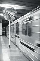 un train en mouvement reflété dans un miroir rond photo