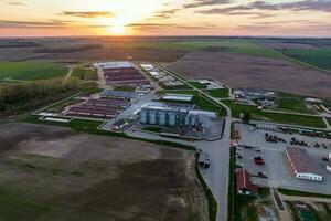 aérien panoramique vue plus de silos et Lignes de granges, porcheries, poulet poulaillers de énorme agro-industriel bétail complexe photo