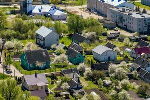 vue aérienne panoramique d'un lotissement privé avec maisons de campagne ou village photo