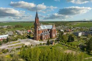 aérien vue sur néo gothique temple ou catholique église dans campagne photo