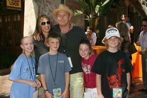 amandine paie corbin bernsen avec des gamins et leur nièce neveux le simpson balade grandiose ouverture universel les studios thème parc los angeles Californie mai 17 2008 2008 kathy huches huches photo