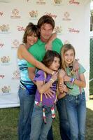 lise rinna, harry hamlin, et filles en arrivant à le une temps pour héros célébrité carnaval bénéficiant le Elizabeth verre pédiatrie sida fondation à le wadsworth théâtre terrains dans bois de l'ouest , Californie sur juin 7, 2009 photo