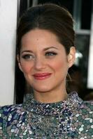 Marion cotillard en arrivant à le Publique ennemis première à le manns village théâtre dans bois de l'ouest Californie sur juin 23 2009 2009 kathy huches huches photo