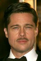 Brad pitt en arrivant à le la première de le curieuse Cas de Benjamin bouton à le manns village théâtre dans bois de l'ouest Californie décembre 8 2008 2008 kathy huches huches photo