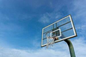 faible angle vue de basketball bague sur ciel Contexte. Extérieur basketball cerceau. photo