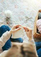 Jeune femme tricot chaud écharpe à l'intérieur photo