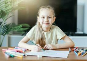 enfant fille dessin avec coloré des crayons photo