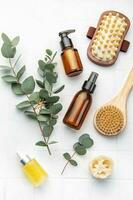 spa traitement concept. Naturel spa produits de beauté des produits avec eucalyptus huile,, massage brosse, eucalyptus feuille. photo